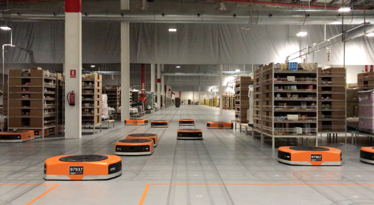 Este es el primer almacén robotizado de Amazon en España