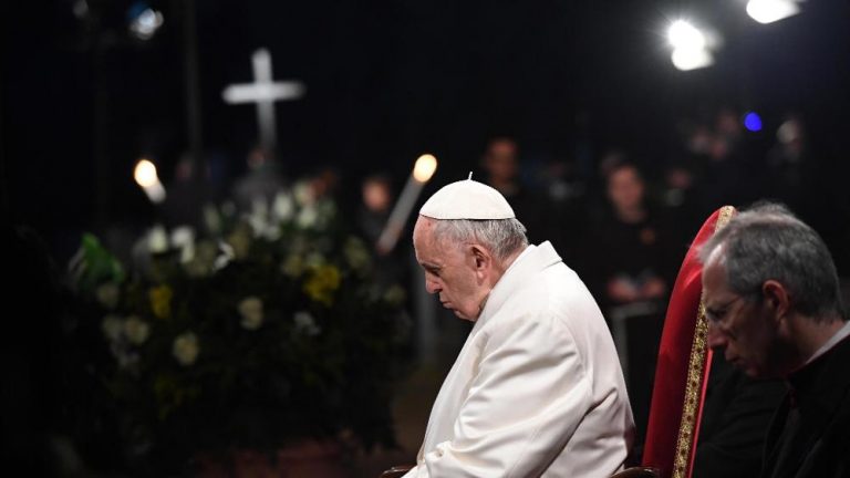 El Papa: “Vergüenza por un mundo devorado por las guerras y la ganancia”