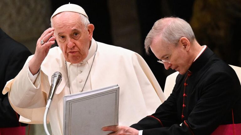 “No olvidar al martirizado pueblo ucraniano” son las palabras del Papa Francisco que encabezan e ilustran esta nueva edición del L´Osservatore Romano en español. Las mismas fueron pronunciadas por el Sumo Pontífice en ocasión de la Catequesis del miércoles pasado.  Con un nuevo sentido llamamiento en la audiencia general en la plaza de San Pedro, el Papa Francisco volvió a hablar del conflicto, exhortando a no habituarse «a vivirlo como si fuera algo lejano» y a mantener vivos el recuerdo, el afecto, la oración, la ayuda y la cercanía «a este pueblo que sufre tanto y que está llevando adelante un auténtico martirio».  Del mismo modo, en la segunda presencia pública habitual del Santo Padre, como lo es el Ángelus dominical, dedicó palabras a este conflicto bélico. Lo hizo con un llamamiento por la «población ucraniana afligida por la guerra», deseando que «el paso del tiempo no enfríe nuestro dolor y nuestra preocupación por esta gente martirizada»; y uno con ocasión de la Jornada mundial contra el trabajo infantil para empeñarse «todos para eliminar esta plaga, para que ningún niño o niña sea privado de sus derechos fundamentales».  El Papa los lanzó al finalizar el Ángelus recitado a medio día del 12 de junio desde la ventana del Estudio privado del Palacio apostólico vaticano con los fieles presentes en la plaza de San Pedro. Antes de la oración mariana el Pontífice había comentado el Evangelio dominical en la solemnidad de la Santísima Trinidad. Ambos discursos y mensajes tradicionales del Papa se publican en forma completa y oficial con esta edición.   «La violencia afecta a los indefensos y a los más débiles» La sexta Jornada mundial de los pobres se celebrará el 13 de noviembre sobre el tema paulino «Jesucristo se hizo pobre por ustedes» (cfr 2 Cor 8, 9). La mañana del martes se presentó en la oficina de prensa de la Santa Sede el mensaje anual que el Papa Francisco escribe en vistas de la jornada que instituyó al finalizar el Jubileo de la misericordia. Se publica en este ejemplar, y a doble página, el texto del documento pontificio.  En el mismo, el Papa Bergoglio tuvo reflexiones como las siguientes:  “Algunos meses atrás, el mundo estaba saliendo de la tempestad de la pandemia, mostrando signos de recuperación económica que traería alivio a millones de personas empobrecidas por la pérdida del empleo. Se vislumbraba un poco de serenidad que, sin olvidar el dolor por la pérdida de los seres queridos, prometía finalmente poder regresar a las relaciones interpersonales directas, a reencontrarnos sin limitaciones o restricciones. Y es entonces que ha aparecido en el horizonte una nueva catástrofe, destinada a imponer al mundo un escenario diferente. La guerra en Ucrania vino a agregarse a las guerras regionales que en estos años están trayendo muerte y destrucción. Pero aquí el cuadro se presenta más complejo por la directa intervención de una “superpotencia”, que pretende imponer su voluntad contra el principio de autodeterminación de los pueblos.  El Papa Francisco: “Tengo el corazón desgarrado por la masacre en Texas”  «Se repiten escenas de trágica memoria y una vez más el chantaje recíproco de algunos poderosos acalla la voz de la humanidad que invoca la paz ¡Cuántos pobres genera la insensatez de la guerra! Dondequiera que se mire, se constata cómo la violencia afecta a los indefensos y a los más débiles. Deportación de miles de personas, especialmente niños y niñas, para desarraigarlos e imponerles otra identidad… La pobreza que mata es la miseria, hija de la injusticia, la explotación, la violencia y la injusta distribución de los recursos.  «Es una pobreza desesperada, sin futuro, porque la impone la cultura del descarte que no ofrece perspectivas ni salidas. Es la miseria que, mientras constriñe a la condición de extrema pobreza, también afecta la dimensión espiritual que, aunque a menudo sea descuidada, no por esto no existe o no cuenta. Cuando la única ley es la del cálculo de las ganancias al final del día, entonces ya no hay freno para pasar a la lógica de la explotación de las personas: los demás son sólo medios. No existen más salarios justos, horas de trabajo justas, y se crean nuevas formas de esclavitud, sufridas por personas que no tienen otra alternativa y deben aceptar esta venenosa injusticia con tal de obtener lo mínimo para su sustento”, finalizó.   La página web de «La Civiltà Cattolica» publicó el martes 14 la relación integral, editada por el director Antonio Spadaro, de la conversación del Papa Francisco con los directores de las revistas culturales europeas de los jesuitas, que se produjo durante la audiencia que se llevó a cabo el 19 de mayo en la Biblioteca privada del Palacio apostólico vaticano. Se anticipa con esta edición del periódico vaticano el texto, que se publicará también en el cuaderno n. 4128 de la revista, el sábado 18 de junio.  El primer Papa jesuita respondió una serie de consultas de los miembros de esa orden ignaciana, como la siguiente: “La Compañía está presente en Ucrania, parte de mi provincia. Estamos viviendo una guerra de agresión. Escribimos sobre ello en nuestras revistas. ¿Cuál es su consejo para comunicar la situación que estamos viviendo? ¿Cómo podemos contribuir a un futuro pacífico?:  «Para responder a esta pregunta tenemos que alejarnos del patrón normal de «La Caperucita Roja»: la Caperucita Roja era la buena y el lobo era el malo. Aquí no hay buenos y malos metafísicos, de forma abstracta. Está surgiendo algo global, con elementos muy entrelazados. Un par de meses antes de que empezara la guerra, conocí a un jefe de Estado, un hombre sabio, que habla muy poco, muy sabio. Y después de hablar de las cosas que quería hablar, me dijo que estaba muy preocupado por la forma en que se movía la OTAN. Le pregunté por qué, y me respondió: «Están ladrando a las puertas de Rusia. Y no entienden que los rusos son imperiales y no permiten que ninguna potencia extranjera se acerque a ellos».  El Papa Francisco manifestó su “profunda aflicción” por el “horrible ataque” a una iglesia católica de Nigeria  «Concluyó: «La situación podría llevar a la guerra». Esa era su opinión. El 24 de febrero comenzó la guerra. Ese jefe de Estado supo leer las señales de lo que estaba ocurriendo. Lo que estamos viendo es la brutalidad y la ferocidad con la que esta guerra está siendo librada por las tropas, generalmente mercenarias, utilizadas por los rusos. Y los rusos prefieren enviar chechenos, sirios, mercenarios.  «Pero el peligro es que veamos sólo esto, que es monstruoso, y no veamos todo el drama que se está desarrollando detrás de esta guerra, que quizás fue de alguna manera provocada o no evitada. Noten el interés en el testeo y venta de armas. Es muy triste, pero al final es lo que está en juego. Alguien podría decirme en este punto: ¡pero usted está a favor de Putin! No, no lo estoy. Sería simplista y erróneo decir tal cosa. Simplemente estoy en contra de reducir la complejidad a la distinción entre buenos y malos, sin razonar sobre las raíces e intereses, que son muy complejos.  «Mientras vemos la ferocidad, la crueldad de las tropas rusas, no debemos olvidar los problemas para tratar de resolverlos. También es cierto que los rusos pensaron que todo acabaría en una semana. Pero calcularon mal. Encontraron un pueblo valiente, un pueblo que lucha por sobrevivir y que tiene una historia de lucha”.  CP