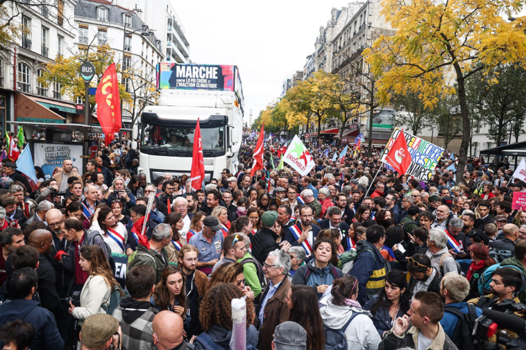 La izquierda desafió a Macron con una multitudinaria marcha en París contra el costo de vida