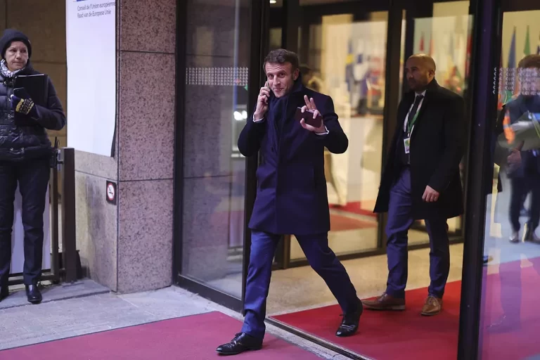 Emmanuel Macron afronta su enero más convulso con manifestaciones.